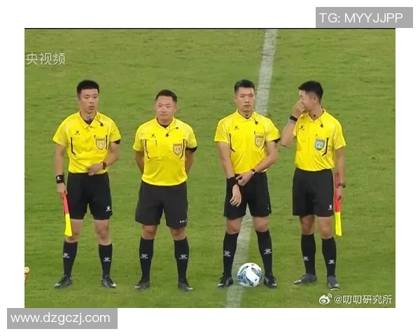 从足球裁判的独特视角解析球星在赛场上的表现与竞技智慧